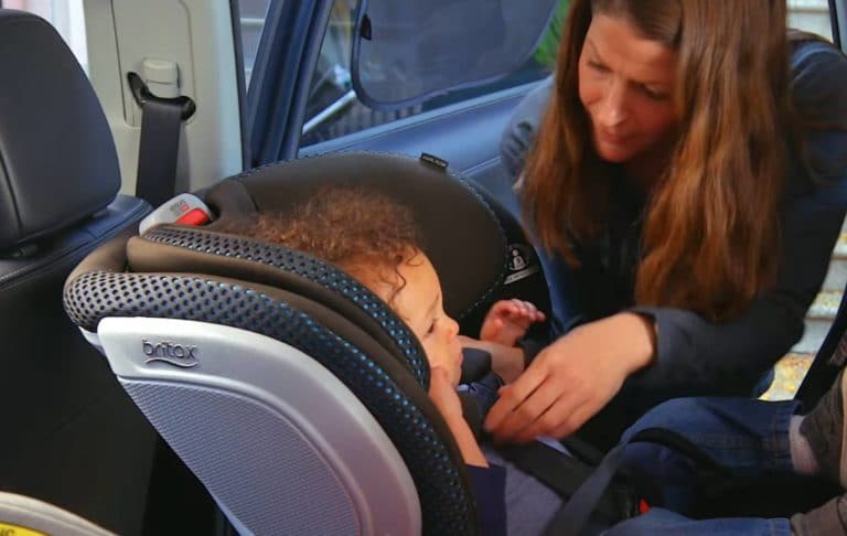 Réglementation sur l’usage du siège auto-bébé : devant ou derrière ?