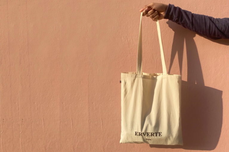 Le Tote Bag : L’Accessoire Indispensable pour les Mamans et Papas